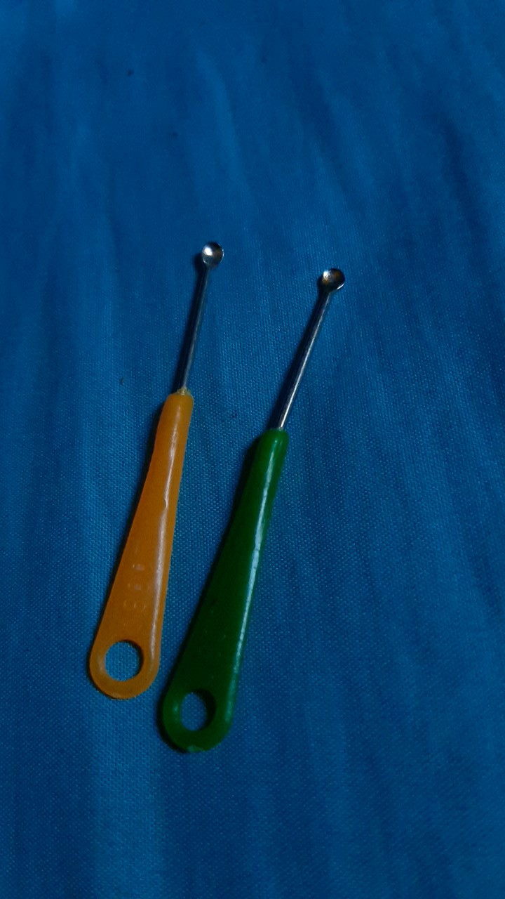 Korek Kuping Besi Metal Gagang Plastik Earpick Bukan Led