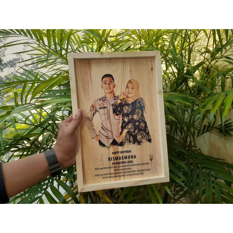 

Kado tni/kado polisi/kado polri/kado unik/kado nikah/kado kawin/kado ultah SKETSA LUKIS+BINGKAI