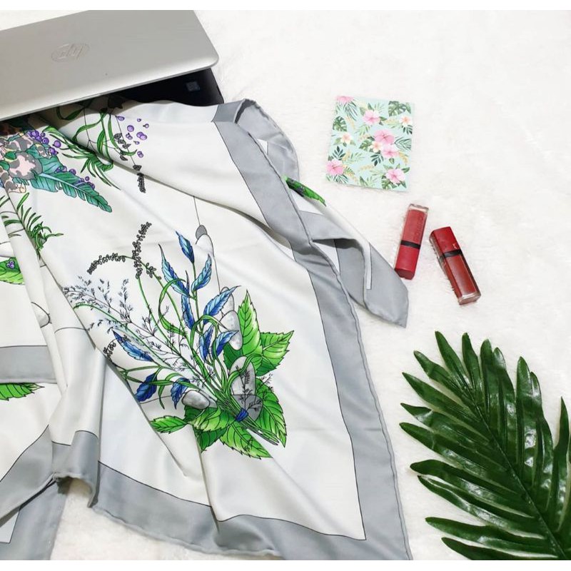 Kerudung hijab segiempat katun satin glossy premium garis abu