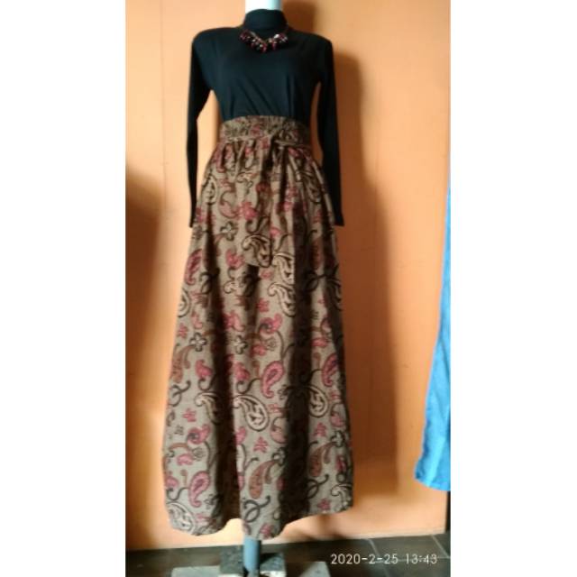 Atasan dan rok batik