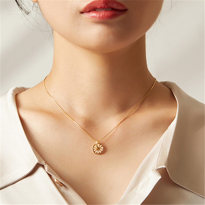 Kalung Rantai Klavikula Hias Liontin Model Hollow Dapat Diputar