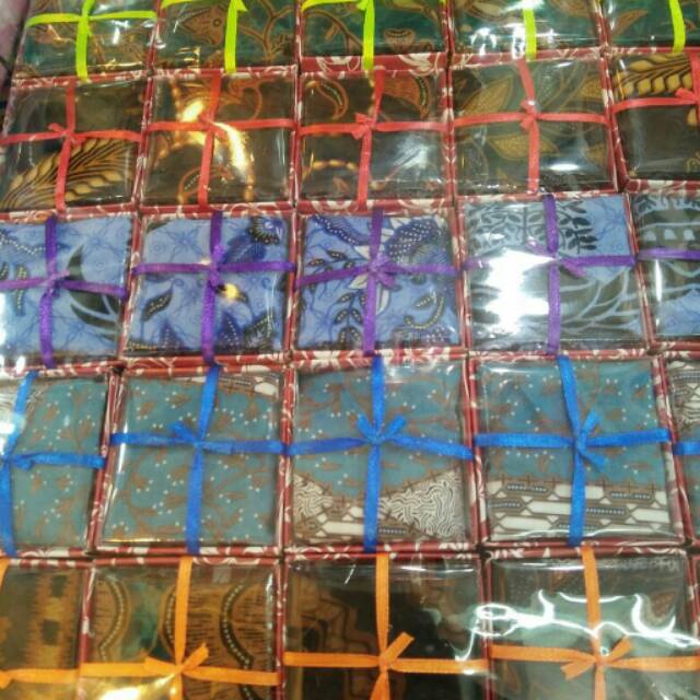 Souvenir saputangan batik box mika