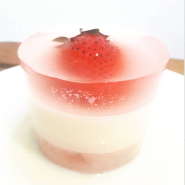 

Fresh Strawberry Yoghurt Pudding (Cutie Cups)