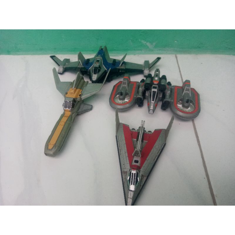 Pesawat Ultraman dyna superguts