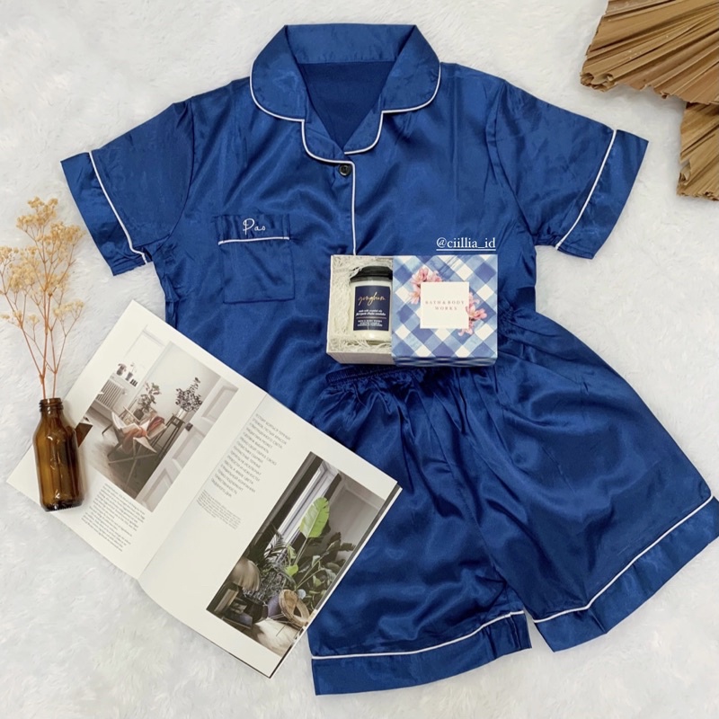 

Hampers Baju tidur + 1 Wick Scented Candle Bath & Body Works