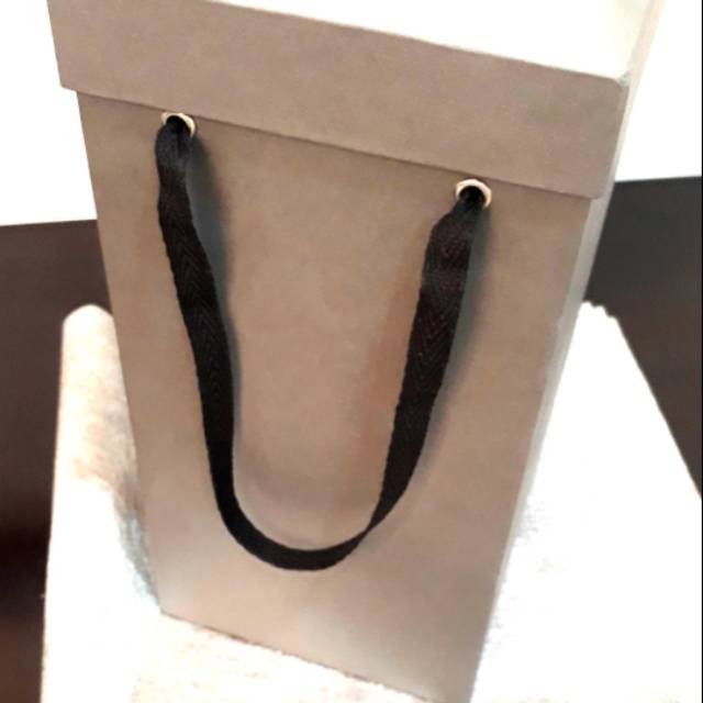 

Kotak kado. Gift box. Free tissue paper dan pita. Bisa custom