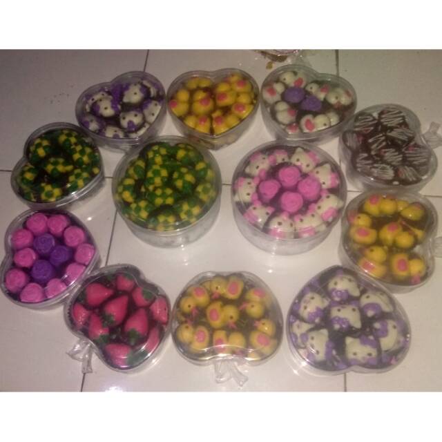 

Coklat karakter bebek,ketupat,mawar,strawberry,hello kitty, zigzat kurma