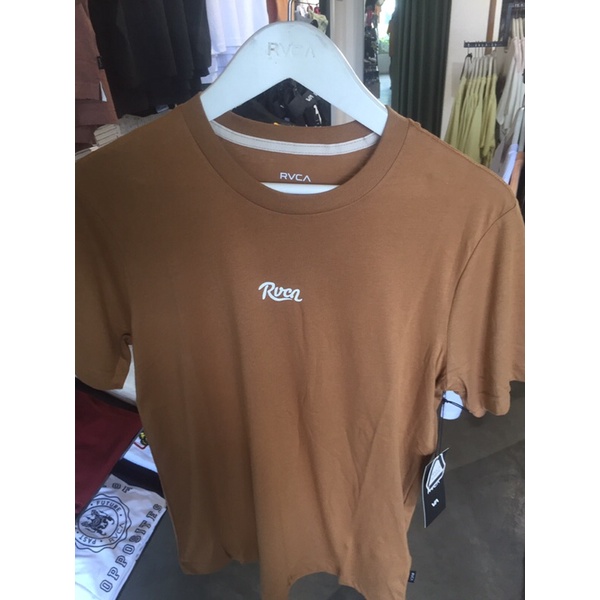 KAOS PRIA RVCA ORIGINAL RVCA SCRIPTIVE SS TEE
