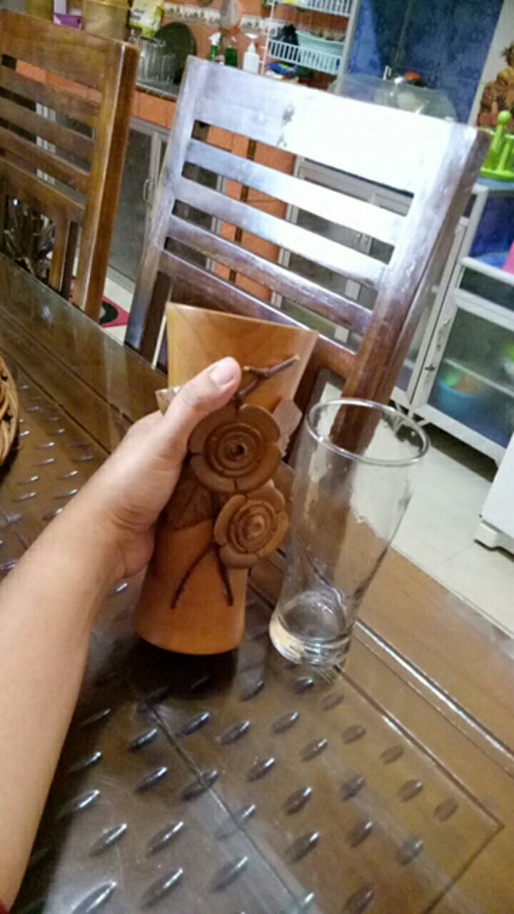 Vas Bunga Kayu Jati Ukir Tempel Bunga. Dimensi 8 X 20 Cm.l