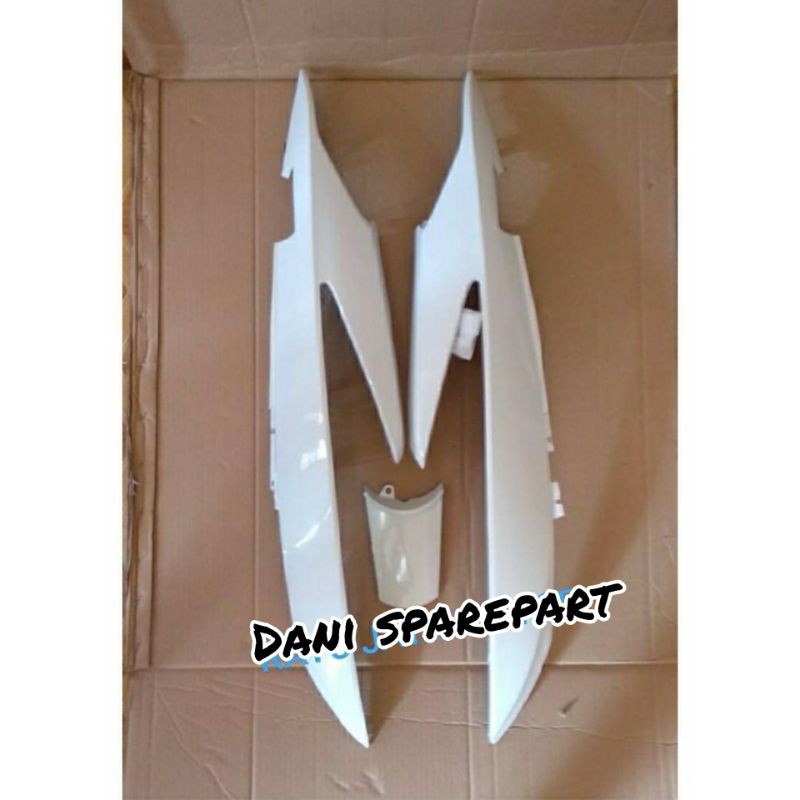 Cover body samping vario karbu 110 warna putih