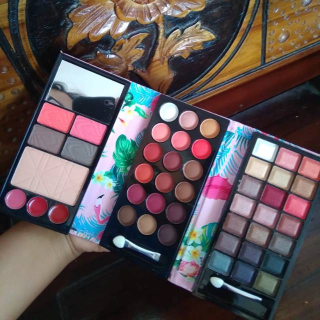 Eyeshadow pallete 3 layer