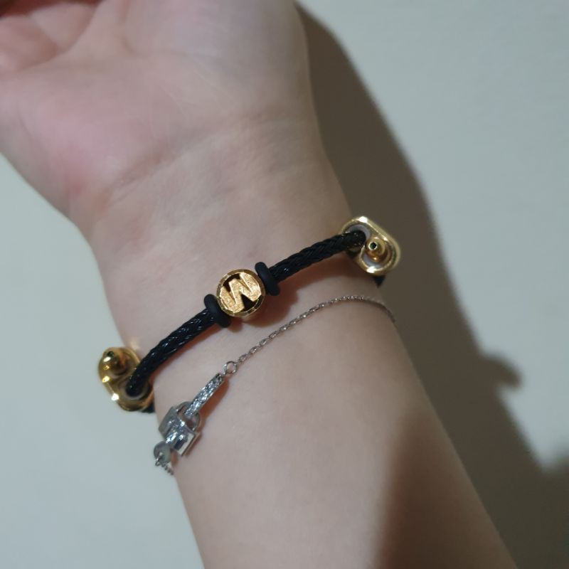 

Charm Huruf M 0.92gr Emas 420 (FREE TALI) Asli ada stempel dan suratnya Siap Pakai