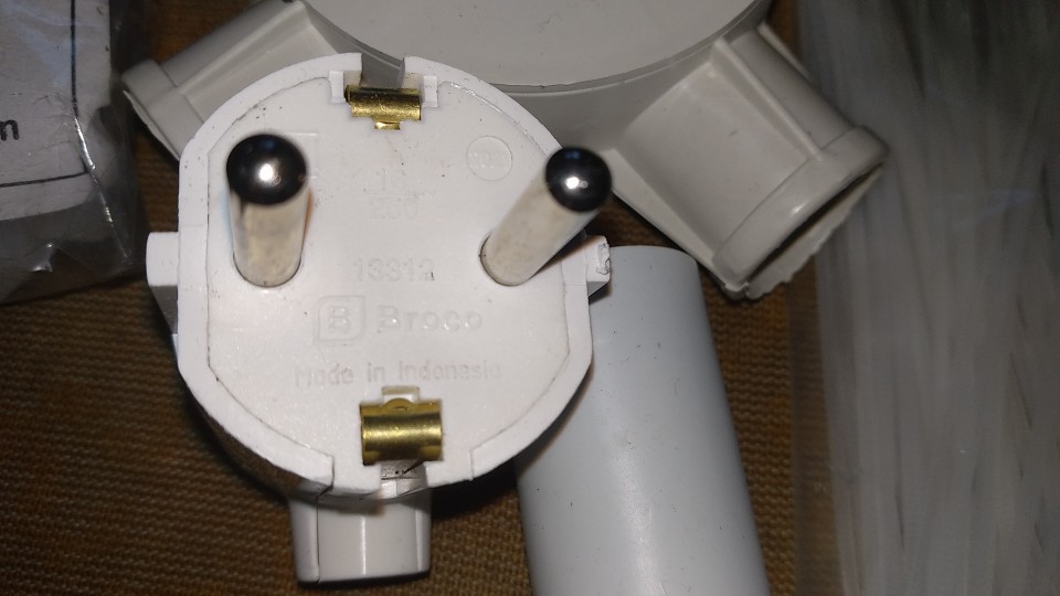 Klem Pipa Conduit 20mm / Klem Pipa Listrik