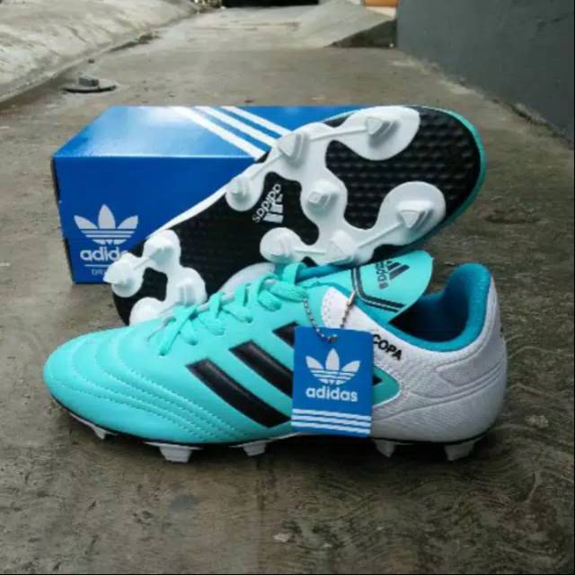 Sepatu bola Adidas copa