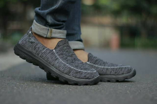 Sepatu Skechers slip on Pria, free kaos kaki