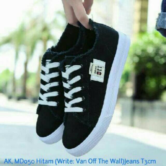 SEPATU KETS WANITA DENIM 011/110 HITAM SNEAKER