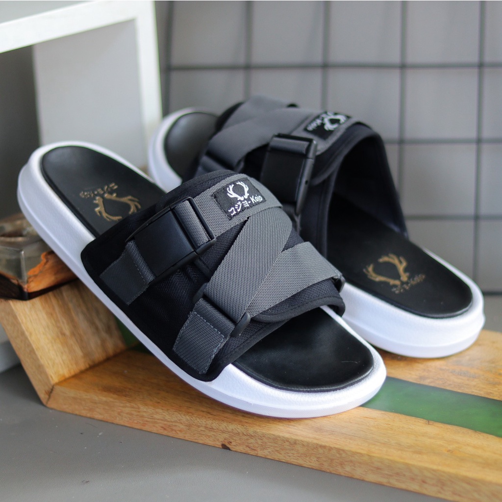 PANDEMIC GREY ORIGINAL x KOJO Sandal Casual Hitam Abu-Abu Pria Sendal Slide Jalan Santai Harian Slippers Hangout Main Lebaran Slop Selop Karet Anti Slip Premium Slip On Remaja Dewasa Flip Flop Kerja Formal Sport S1 Footwear Keren Terbaru Kekinian Branded