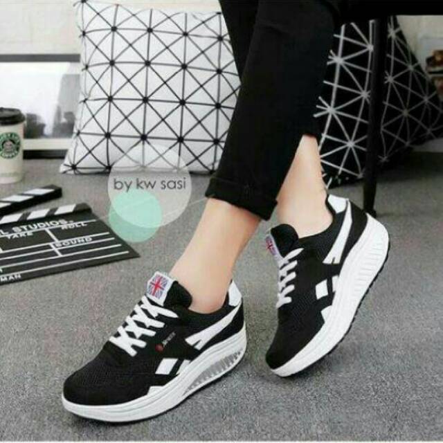 SEPATU WANITA/SEPATU KETS SM HITAM