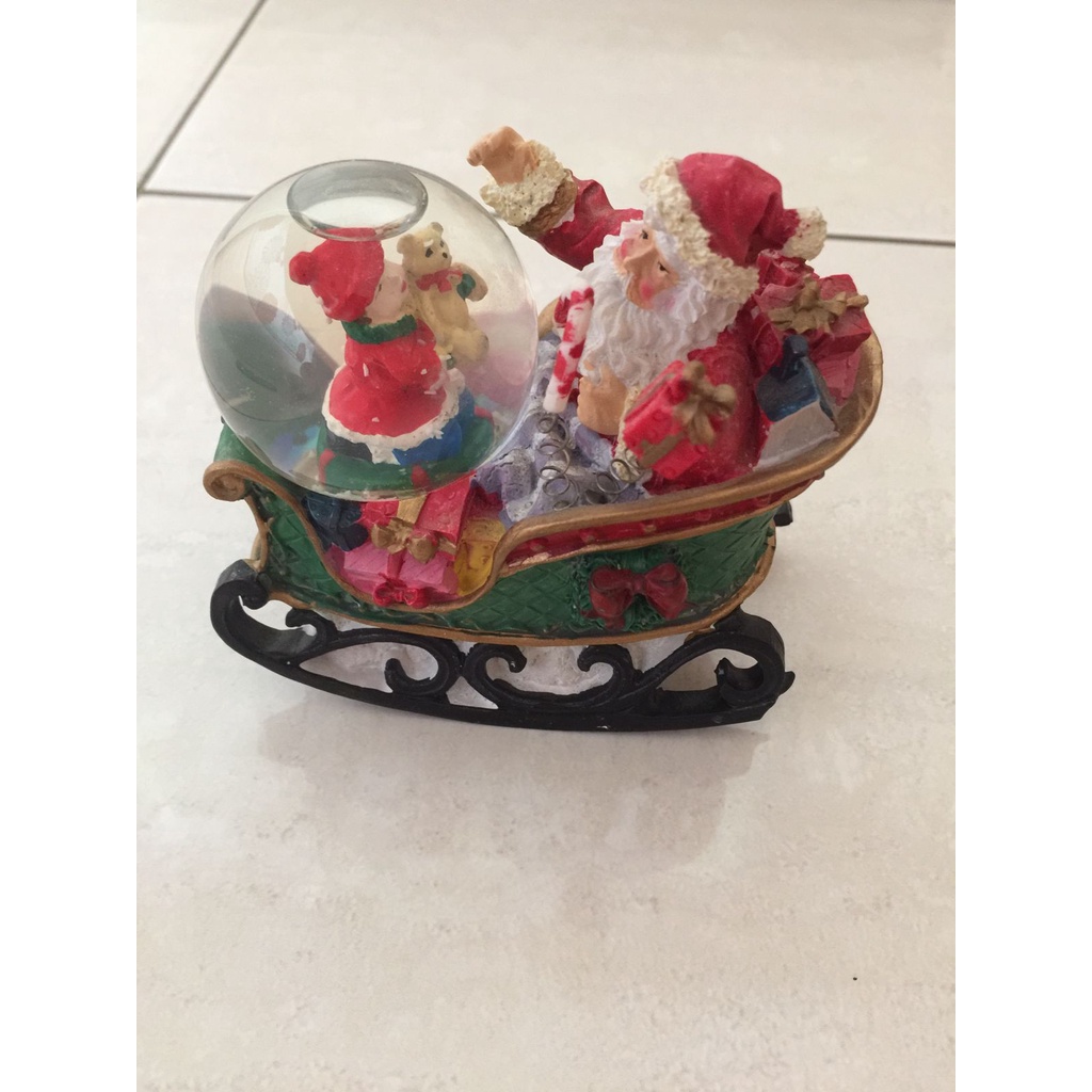 Dekorasi Natal Santa Claus Sleigh Ukuran Kecil Patung Pajangan Kereta Sinterklas Bola Kristal Salju