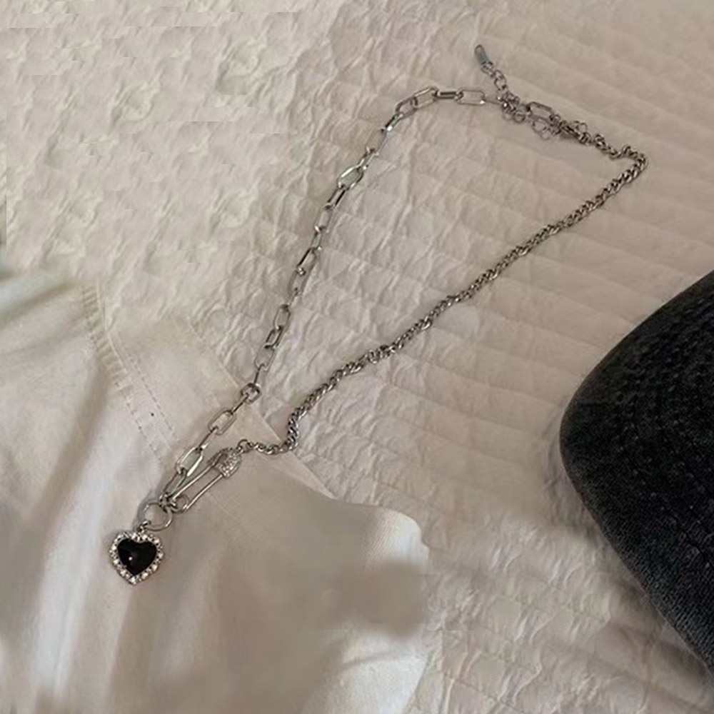 Kalung Rantai Choker Liontin Hati Hitam Asimetris Warna Silver Gaya Punk Vintage Untuk Wanita
