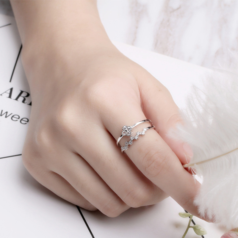 Cincin Jari Telunjuk Adjustable Desain Bunga Clover Empat Daun Aksen Berlian Gaya Korea Untuk Wanita