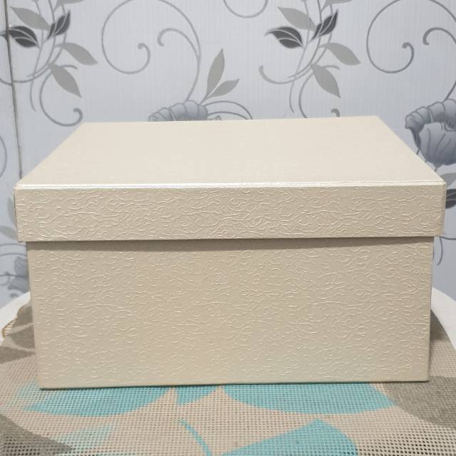 

Kotak Kado/Gift Box Exclusive Embos Fancy Full Lapisan Cream Akar