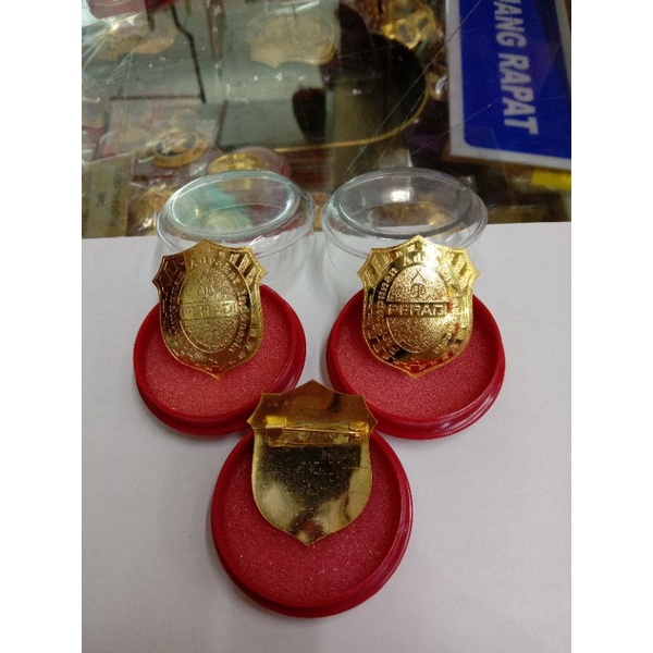 pin peradi tameng Kuningan disepuh emas peniti