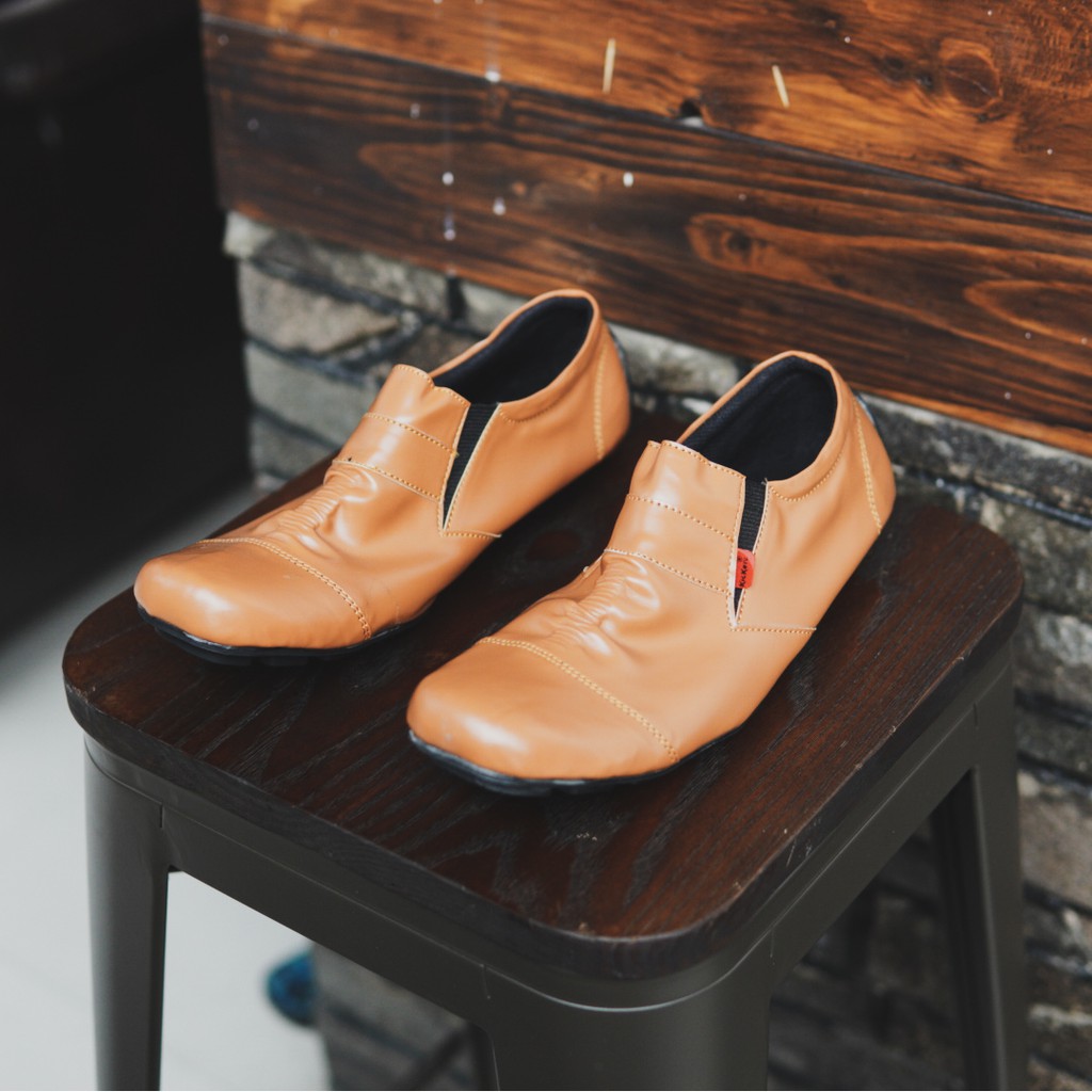 sepatu pria slop kickers wringkle tan slip on murah