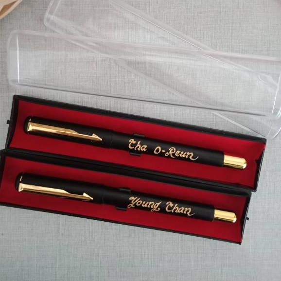 

<WiK ✮> Pulpen ukir nama tipe jel hitam emas 1.0mm /Bestseller