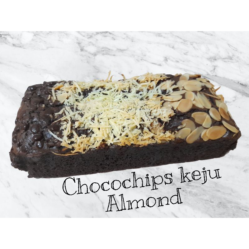 

Fudgy Brownies Chocochips keju Almond