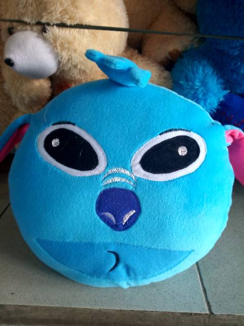 Bantal velboa kepala boneka karakter.