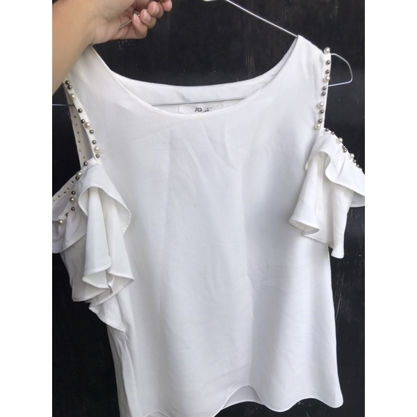 Baju atasan model terbuka di bahu