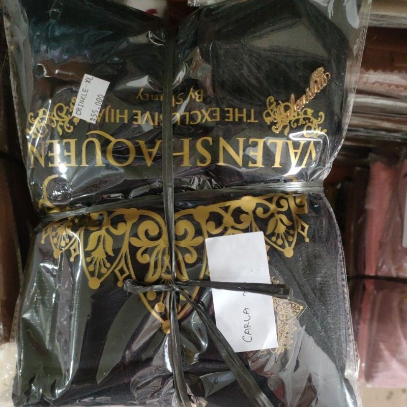 KHIMAR CRINKLE TANPA TALI ORIGINAL VALENSHAQUEEN HIJAB BAHAN RAYON CRINKLE AIRFLOW PREMIUM/KERUDUNG TERBARU DAN TERMURAH ORI VALENSHAQUEEN JILBAB TERLARIS IKKA MEMEI-Black