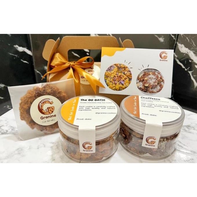 

Premium Product!!! Hampers /Gift Box /Bundle - Oat Cookies / Kue 2 Jar + Free Card + Pita - Paling Diminati