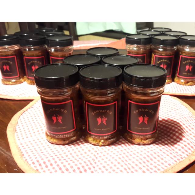 

SAMBAL RR" adalah Sambal bawang dari cabai rawit asli. Biar ibu2 ga repot ngulek sambel lagi yess~
