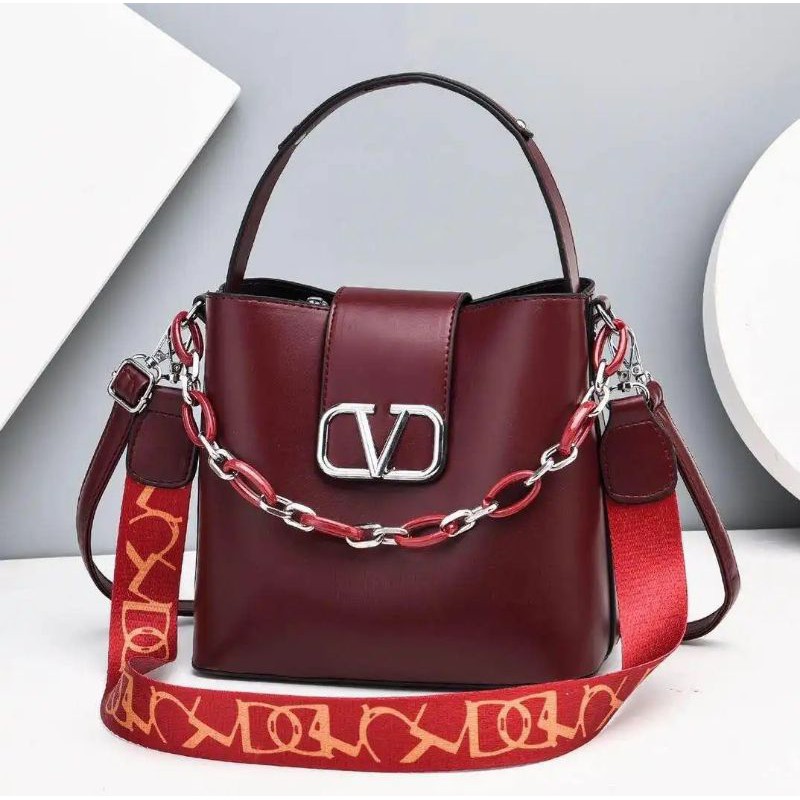 

Kode : ELJ 5209IDR : 159 rbBahan : Kulit Puukuran: 21 x 23 x 12 cm