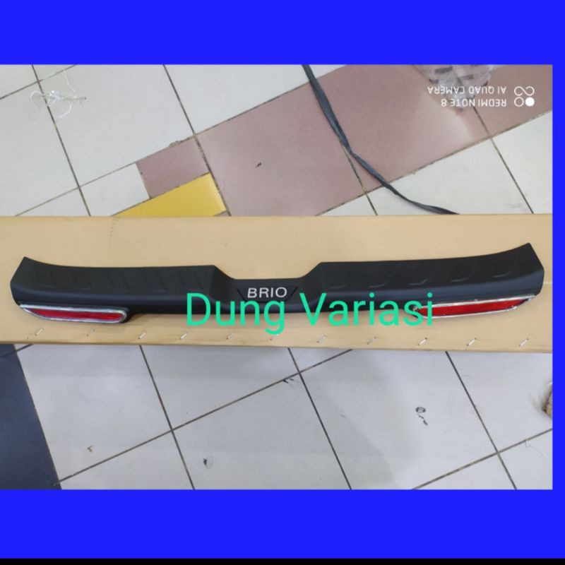 sillplate belakang mobil Brio 2018-up hitam dop reflektor embos