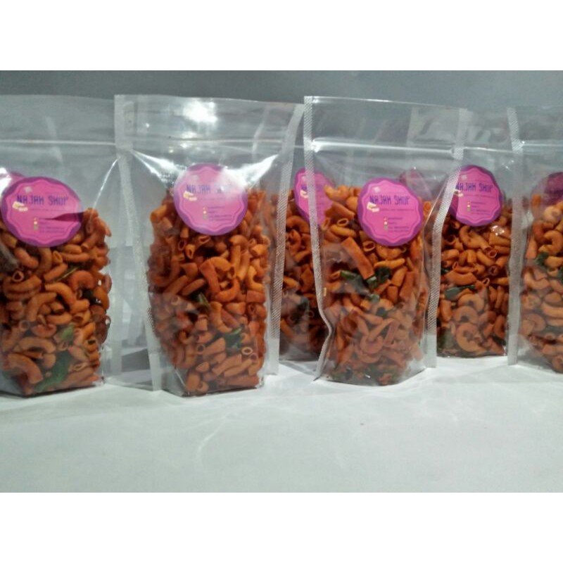 

Makaroni Pedas Daun Jeruk / Cemilan Pedas / Kerupuk Pedas (100g)