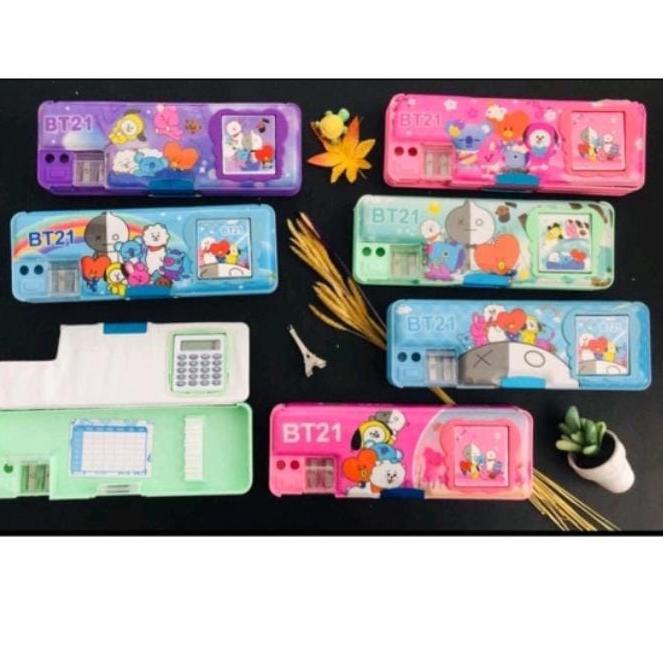 

Big Sale KOTAK PENSIL MAGNET DUA SISI plus KALKULATOR KARAKTER BTS / BT21 ANEKA WARNA