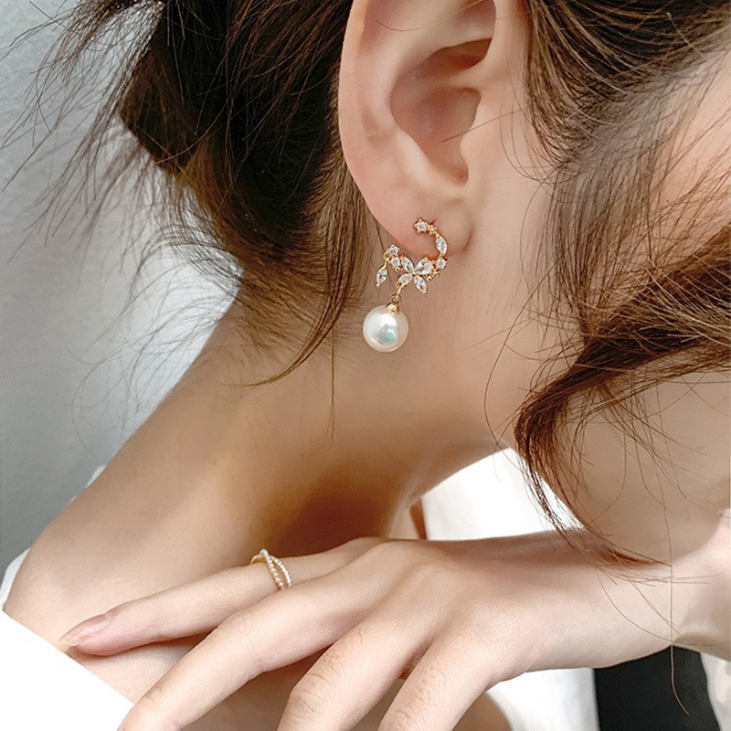 Anting Stud Zircon Bentuk Bunga Aksen Mutiara Untuk Wanita