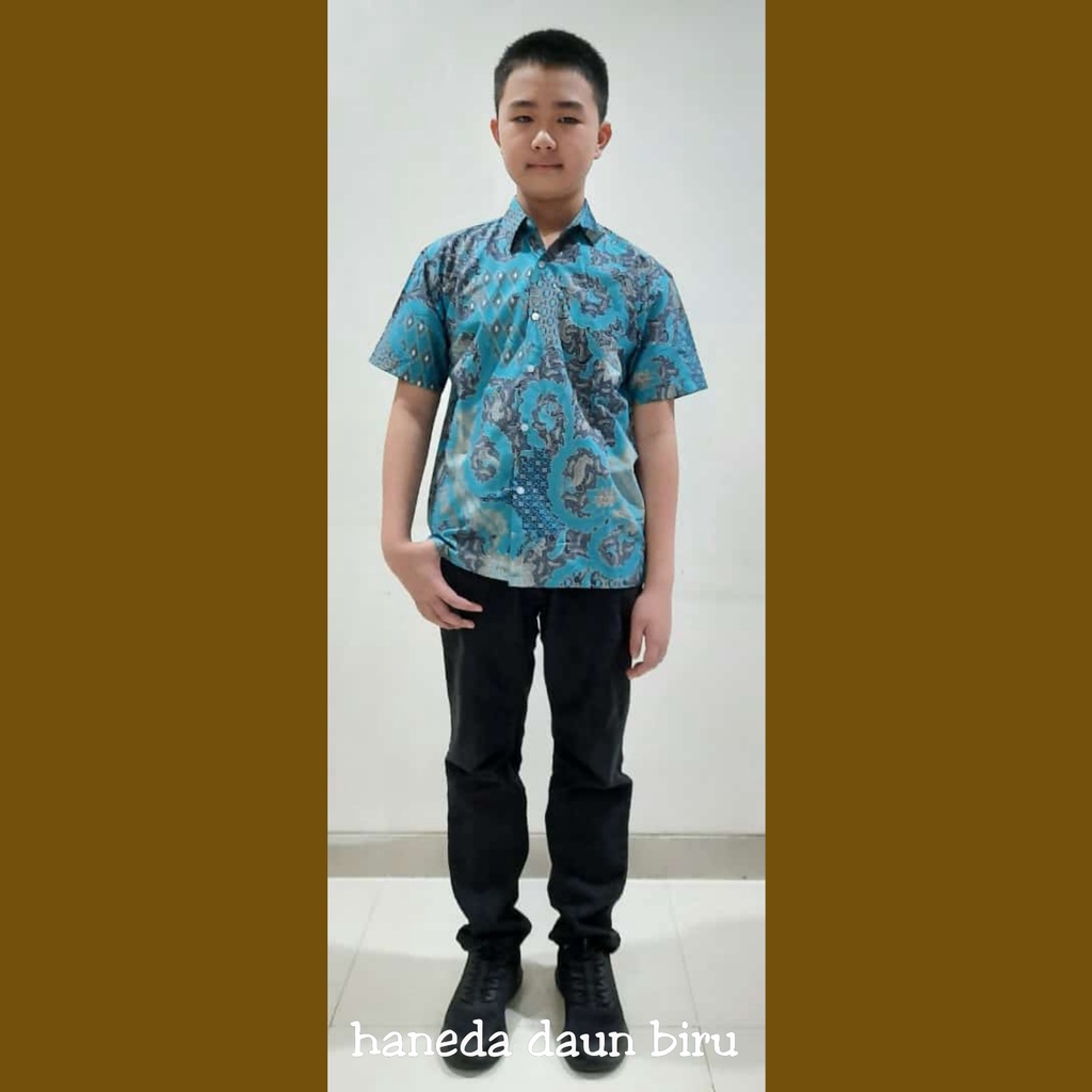 BATIK COUPLE KELUARGA SARIMBIT SERAGAM FAMILY PASANGAN HANEDA DAUN BIRU AYAH IBU ANAK LAKI LAKI PEREMPUAN COWOK CEWEK PASANGAN MUDA JUMBO MODERN BATIK SET TERBARU NATAL PAKAIAN WANITA PREMIUM QUALITY CAMISOLA CLOTHING