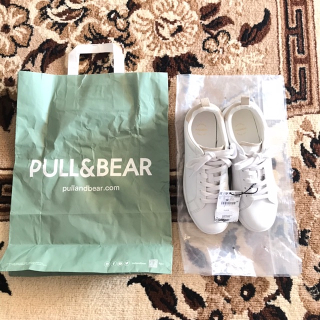 Preloved sepatu pull&bear putih