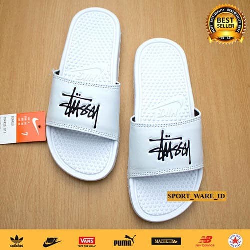 Diskon  Sandal Benassi Sandal Bennasi Swooosh Slipper Original LI621  Slop Pria Wanita Stussy-B