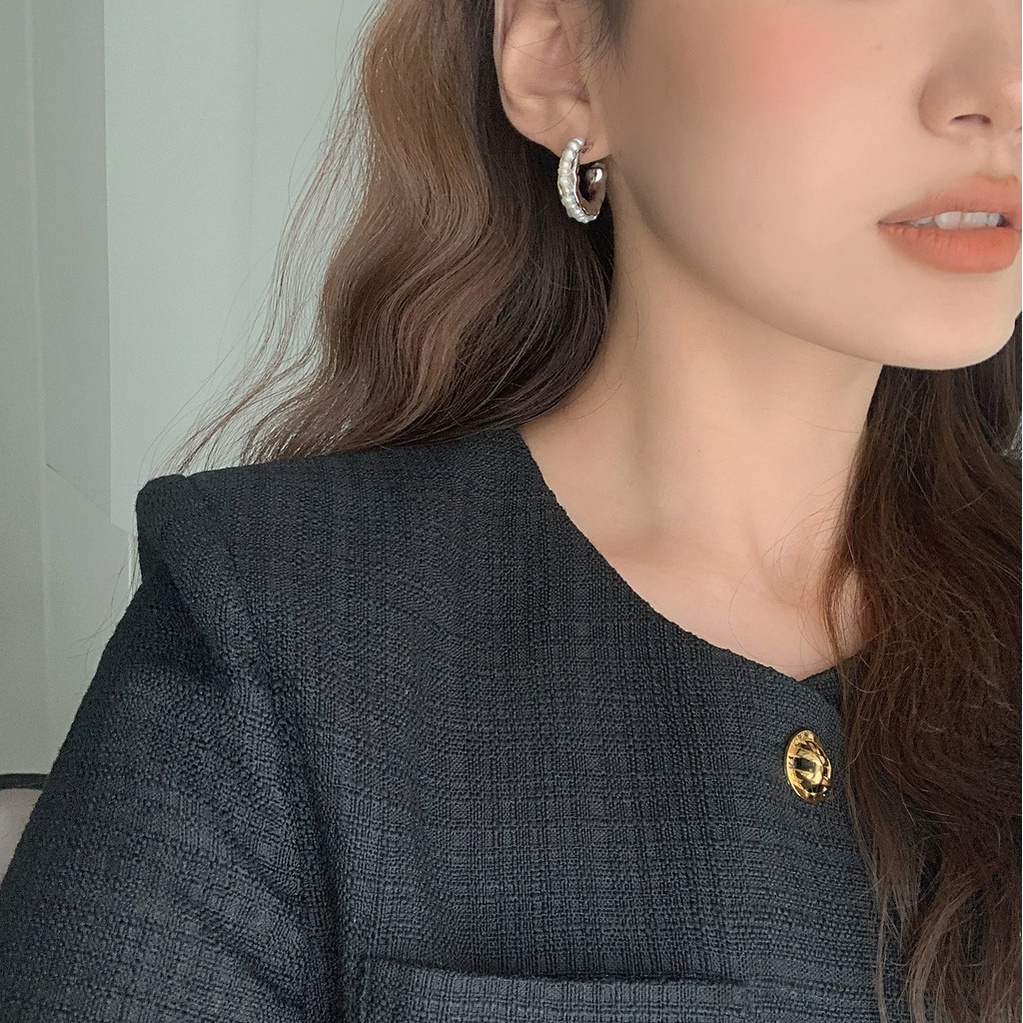 Anting Tusuk Asimetris Aksen Mutiara Imitasi Ala Korea / Retro Untuk Wanita