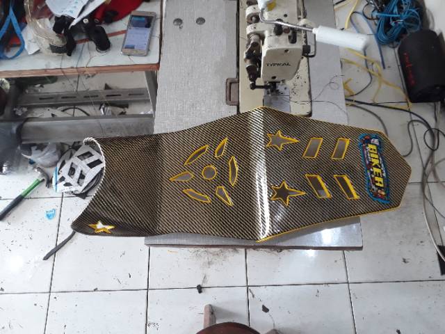 Jok vixion new nvl jok slim lubang motif kulit karbon biker gold warna lis kuning