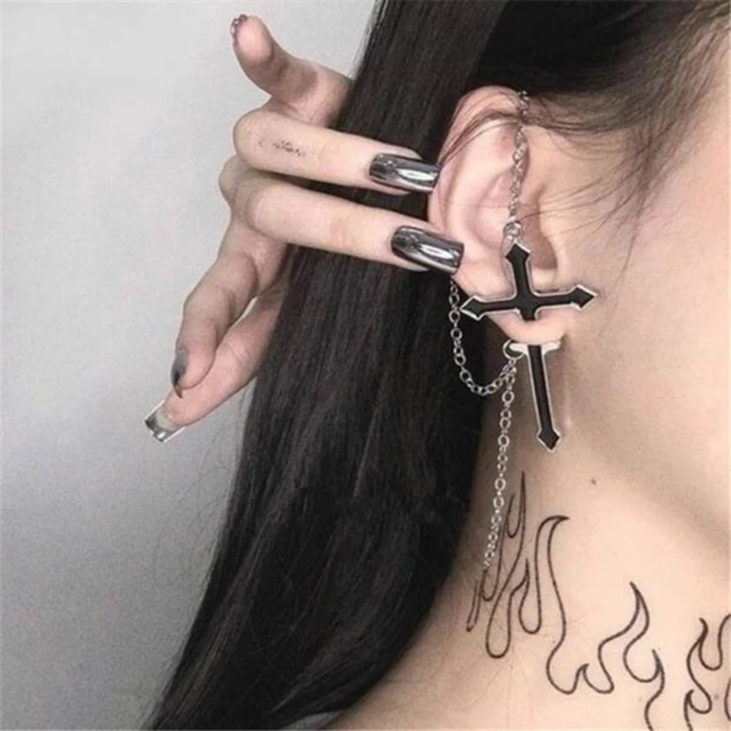 1 Pasang Anting Stud Rantai Panjang Liontin Salib Warna Hitam Gaya Vintage Hip-Hop Untuk Wanita