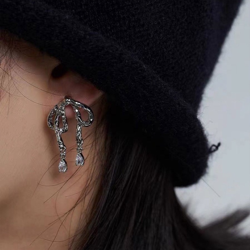 Anting Tusuk Gantung Desain Pita Asimetris Warna Silver Gaya Perancissimplekeren Untuk Wanita