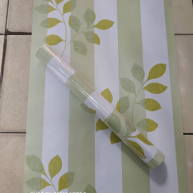 Wallpaper dinding motif daun hijau