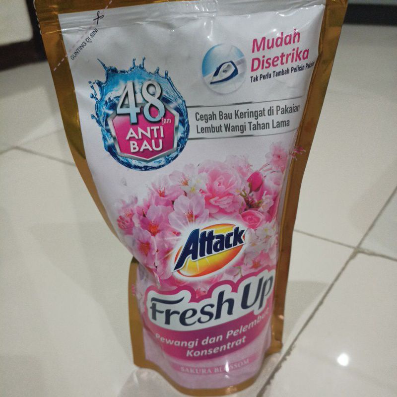 attack fresh up pewangi dan pelembut sakura blossom 680ml