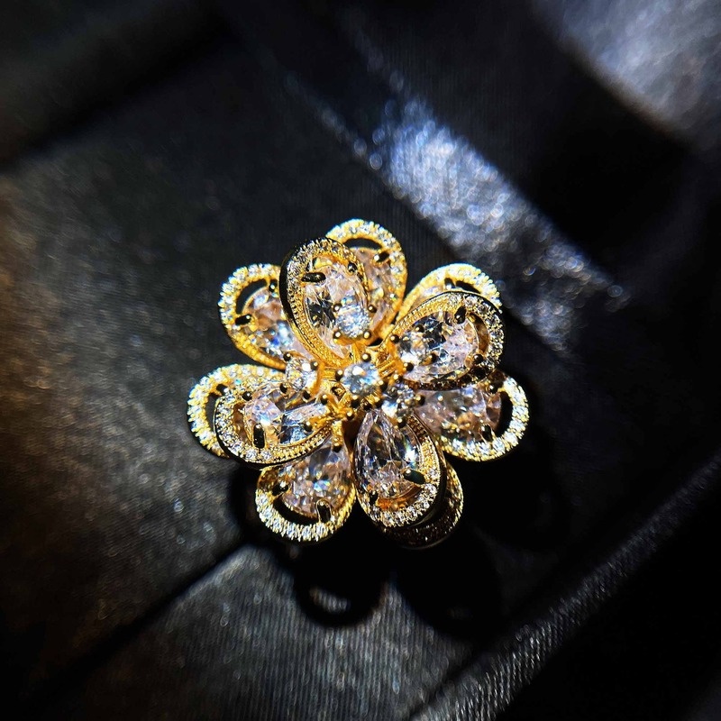 Full Diamond Plated 18K Gold Vertical Camellia Ring